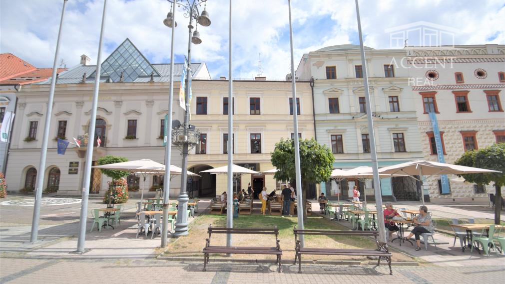 NÁDHERNÁ HISTORICKÁ BUDOVA   V CENTRE BANSKEJ BYSTRICE (1700m2)