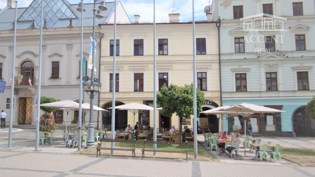 NÁDHERNÁ HISTORICKÁ BUDOVA   V CENTRE BANSKEJ BYSTRICE (1700m2)