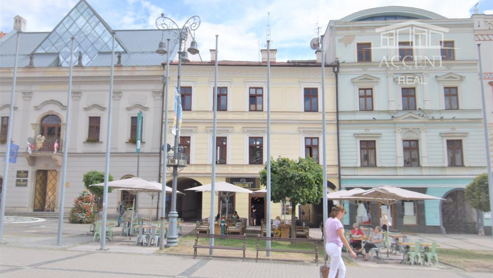 NÁDHERNÁ HISTORICKÁ BUDOVA   V CENTRE BANSKEJ BYSTRICE (1700m2)