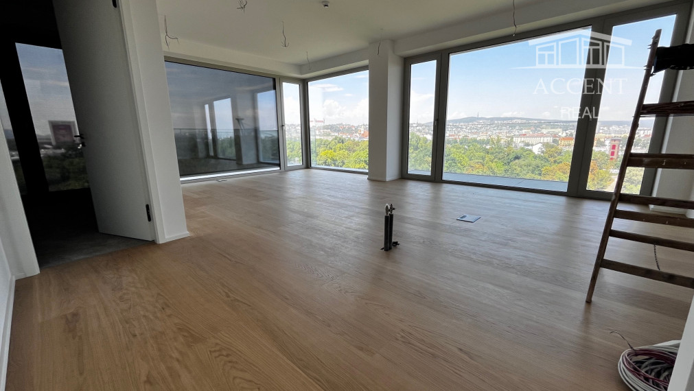 NADŠTANDARDNÝ  PENTHOUSE V NOVOSTAVBE LIGET PRI DUNAJI S ÚŽASNÝM VÝHĽADOM NA HRAD - 2 PARKOVACIE MIESTA