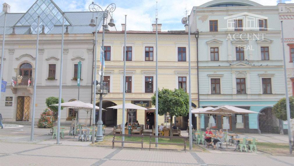 NÁDHERNÁ HISTORICKÁ BUDOVA   V CENTRE BANSKEJ BYSTRICE (1700m2)