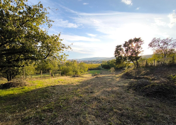 STAVEBNÝ POZEMOK - RAČA